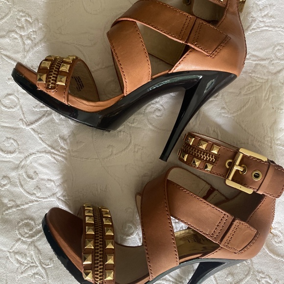Michael Kors beige leather studded pumps 7 - Picture 3 of 5